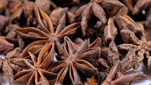 โป๊ยกั๊ก โป๊ยกั๊กอบแห้ง Dried Star anise พะโล้ เครื่องพะโล้ ตรา กอเงินฟาร์ม ขนาด 50 กรัม x 36 ห่อ