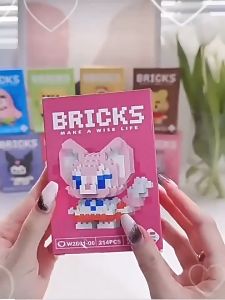 (INCL.BOX) Brick Cartoon Little Doll Strawberry Bear Educational Assembled Kids Toy Desktop Accessor积木卡通小人公仔草莓熊益智拼装儿童玩具电脑摆件