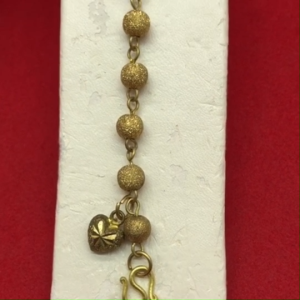 สร้อยข้อมืองานดิบทองเหลืองลายเม็ดจิกห้อยจี้หัวใจตัดลาย ความยาว 6.5 นิ้ว งานดิบไม่ได้ชุบ ทองเหลืองโบราณ ดีไซส์สวย เรียบหรู ใส่เเล้วดูดี