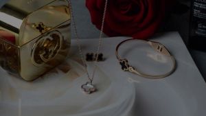 Gelang Bangle Titanium Wanita Clover Bunga Semanggi Hitam Permata Anti Karat & Luntur