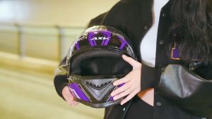 AXK หมวกกันน๊อกชาย หมวกกันน็อครถจักรยานยนต์ เลนสีป้องกันหมอก HD หมวกกันน็อค Motorcycle Helmet หมวกกันน๊อคเต็มใบ การรับรอง ICC ปลอดภัย การระบายอากาศที่มีประสิทธิภาพ 100% สำหรับมิตรภาพของคุณ