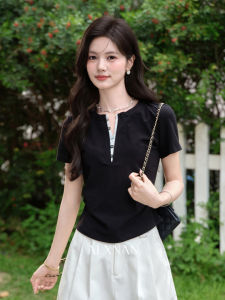 Áo thun nữ cổ Henley tay ngắn màu đen thiết kế đơn giản tôn dáng