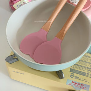 Kitchen Essential Silicone Cream Spoon Heart-Shaped High-Temperature Resistant Dessert Baking Shovel Wooden Handle Cooking Utensil