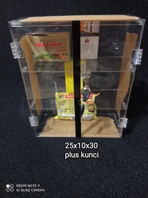 ETALASE ROKO AKRILIK DENGAN KUNCI