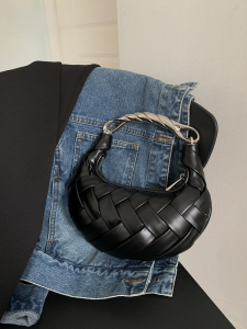 กระเป๋าถือผ้าถักหรูหราสำหรับผู้หญิง กระเป๋าสะพายข้างแบบพับได้ขนาดเล็ก ทรงสี่เหลี่ยมแบน วัสดุ PU ลายสีพื้น