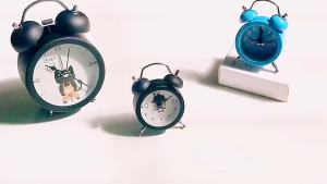 Creative Metal Material Small Clock Idyllic malist Desktop Alarm Clock Festival Gift