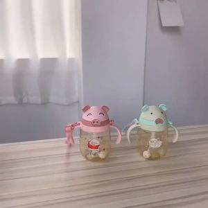 Bình uống nước cho bé tập hút có van chống sặc dung tích 350ml  Kèm dây đeo Hình bé heo siêu dể thương