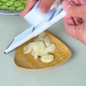 Mumystation Alat Pengiris Bawang Putih Praktis Mudah Dibersihkan