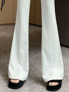 กางเกงสูทกระดิ่งผ้าไหมน้ำแข็งสีขาวสำหรับผู้หญิง กางเกงขายาวทรงสลิมฟิตเอวสูง ดีไซน์บาง ฤดูร้อน 2024