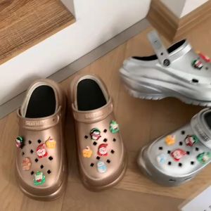 Yulihan668 รองเท้าหัวโต แถมตัวติด คริสมาส เสริมส้น 8 เซน รองเท้าผู้หญิงรัดส้น EVA สีเงินสีทอง SHO-SUN8694-SILVER/GOLD