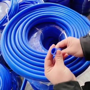 สายยางรดน้ำ PVC ม้วนละ 50 เมตร 4 หุน 50 เมตร ทุกๆ หุน และ 6 หุน ผลิตจากเรา ไม่แข็งแกร่ง ไม่กรอบ และมีอายุการใช้งานยาวนาน เดินหนา ทน สร้างความสวยงามให้กับบ้านของคุณ