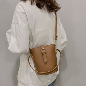 กระเป๋าถือทรงถังสไตล์เกาหลีสำหรับผู้หญิง กระเป๋าสะพายไหล่ข้างเดียวแบบอเนกประสงค์ กระเป๋าสะพายข้างขนาดเล็ก กระเป๋าถือ PU กระเป๋าสะพายประจำวัน