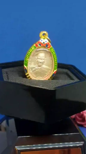 当代十九大高僧大城府“三大法术顶尖高僧之一”富贵神僧龙婆瑞(雷)大名鼎鼎铜镀银自身法相（此批稱为战胜贫穷版)附原裝原庙佛牌盒已包好非常精美全新镀金龙牙壳Super Famous Wealthy Monk BE2556 Rian Nur Galai Ngern Lp Ruay(Wat Tako)Phim Chanajon(Mean Flight toward Wealthy)(战胜贫穷)