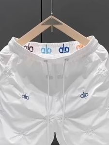 กางเกงขาสั้นชายผ้าฝ้ายลายปัก 5 จุด ทรงหลวม ระบายอากาศได้ดี กางเกงชายหาดแห้งเร็ว ดีไซน์ใหม่ ฤดูร้อน 2025 กางเกงขายาวทรงตรง