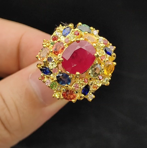 แหวนพลอยทับทิมล้อมซัฟไฟร์บ่อบางกะจะ จันทบุรีตัวเรือนเงินแท้ 92.5% ชุบทองอย่างดี งานประณีตจากช่างไทยฝีมือเยี่ยม ทับทิมแดงสดเม็ดใหญ่ ล้อมด้วยซัฟไฟร์แท้ หลากสีสันสวยหรู เสริมพลัง เสริมสง่าราศีในทุกโอกาส