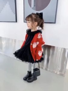 WANDER เสื้อกันหนาวเด็ก เสื้อกันหนาวเด็กผู้หญิง ลายสตรอเบอร์รี่น่ารัก เสื้อคาร์ดิแกนเสื้อสเวตเตอร์คอวีกระดูมแถวเดียวสำหรับเด็กผู้หญิง 231127