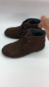 J CHOO รองเท้าผู้ชาย รองเท้าหุ้มข้อ รองเท้าหนังกลับ รองเท้าหนังแท้ รองเท้าเชคโก พื้นยาง เย็บพื้น ทนทาน รหัส 113 สีีน้ำตาล