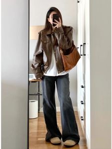 แจ็คเก็ตหนังสีน้ำตาลสไตล์วินเทจสำหรับผู้หญิง แจ็คเก็ต PU ทรงสั้น สไตล์เท่ๆ ใหม่ 2025 เสื้อคลุมกันหนาวที่สวมใส่สบาย