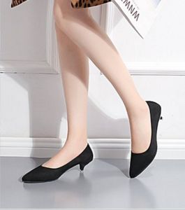 รองเท้าส้นสูงแบบสวมสำหรับผู้หญิง สีดำ ทรงหัวแหลม ทรงเข้ารูป สำหรับใส่ไปทำงาน งานเข้าสังคม งานออฟฟิศ วัสดุส่วนบนเป็นหนังเทียม