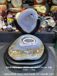 😎请点开视频✨ 水晶界的星空⭐️🌃 就是那么闪🔮 💯天然黄盆玛瑙聚宝盆 不只是黄玛瑙🙌 还有非常非常稀有粉玛瑙👍 多层次色彩黄-蓝-粉三色✅ 加上那么闪的软糖晶🫣 🆓🆓🆓附送特制实木底座  整体高height: 24cm 底座宽width: 25cm x 26.5cm 总重weight: 4.15kg  Agate width宽: 19cm x 19cm hole洞: 2cm weight重: 3.1kg  📍Johor Bahru 区可自行取货或邮寄服务
