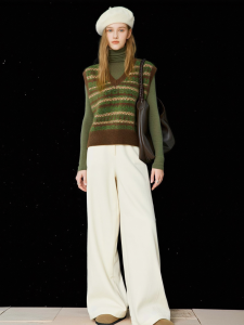 เสื้อกั๊กถักคอวีลายปักสีตัดกันสไตล์ย้อนยุค HUAAPPUW สำหรับผู้หญิง ฤดูใบไม้ร่วง 2025 ทรงหลวม ชั้นใน คอกลม แขนกุด