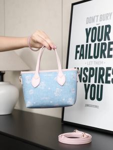 Disney LOTSO กระเป๋าสะพายไหล่นุ่มอเนกประสงค์สำหรับผู้หญิงกระเป๋าสะพายสำหรับผู้หญิงผู้หญิงกระเป๋าสะพายข้างฟ้าสีชมพู