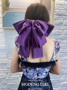 สีม่วง น้ําหอมเผือกหรูหรา สีดำ ผ้าซาติน Pearl Super Large โบว์ กิ๊บติดผม ฤดูใบไม้ผลิ โหลดด้านหลังศีรษะ การจัดสไตล์ โดย Jo Noel