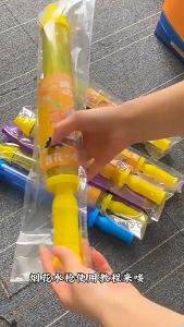 🔥🔥ปืนฉีดน้ำรุ่นใหม่ปี 2025🔥🔥 ของเล่นพลุ ของเล่นฉีดน้ำ ปืนน้ำดอกไม้ไฟสร้างสรรค์ ของเล่นน้ำกลางแจ้งสำหรับเด็กและคู่รัก ปืนฉีดน้ำ ฤดูร้อนของเล่นแบบใหม่