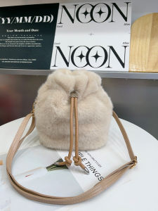 กระเป๋าถือทรงถังนุ่มสุดน่ารักสำหรับผู้หญิงในฤดูใบไม้ร่วงและฤดูหนาว กระเป๋าสะพายข้างแบบสะพายไหล่ข้างเดียว กระเป๋าขนาดเล็ก กระเป๋าใส่ของแบบมีโชคลาภ