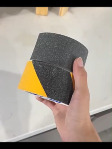 เทปกันลื่นแบบฝ้า เทปกันลื่น PVC ผิวหยาบกันลื่นได้อย่างดี ใช้งานง่าย ติดแน่น ทนทาน กันน้ำ สำหรับติดบนพื้นผิวเรียบ