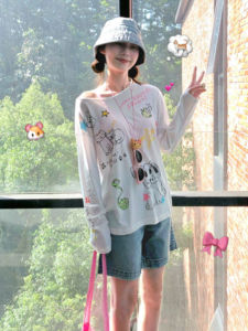 YUEZHONGWEI | เสื้อยืดแขนยาวลายการ์ตูนสไตล์อเมริกันสำหรับผู้หญิงในฤดูร้อน เสื้อเชิ้ตบางสำหรับใส่ด้านนอกแบบปรับอากาศ เสื้อผ้าทำงานสไตล์เกาหลี