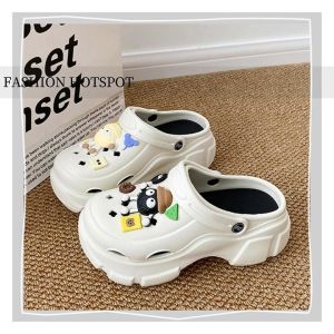 NQshop ใครยังไม่มีรีบกดตะกร้าเล๊ยย รองเท้าหัวโตแฟชั่น + เซตตัวการ์ตูนน่ารักๆ ผลิตจากยางคุณภาพดี งานนุ่ม ใส่สบายมาก มีให้เลือก 3 สี งานดีราคาสุดคุ้ม กดเล๊ยย