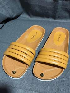 RW SoLuxe tan sandals for ladies size 7