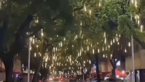 Solar Christmas Lights Outdoor Meteor Shower Lights 8 Tube 288 LED Falling Rain Lights Snow Falling Icicle Cascading Lights for Xmas Tree Halloween Decoration Wedding Party