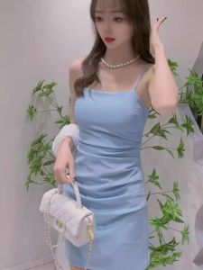 ชุดเดรสสั้นสายเดี่ยวเซ็กซี่สำหรับผู้หญิง ฤดูร้อนปี 2024 แฟชั่นอเนกประสงค์ กระโปรงสั้น ทรงเอ เดรสยาวคลุมเข่า แขนกุด