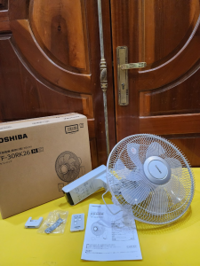Quạt treo tường nội địa Nhật Toshiba TF-30RK26 cánh 30cm có điều khiển từ xa (NEW)