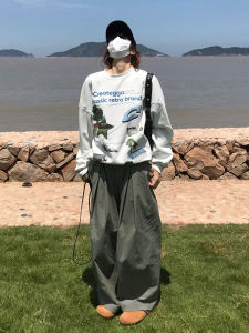 เสื้อฮู้ดผู้หญิงสีเทาสไตล์ย้อนยุคแบบอเมริกัน แขนยาว ทรงหลวม แฟชั่นฤดูใบไม้ร่วง เสื้อผ้าทำงาน ลายพิมพ์ ผ้าขนแกะ คอตตอน