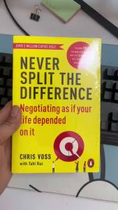 2024 không bao giờ phân chia sự khác biệt bằng sách Chris voss bằng tiếng Anh cho người lớn đàm phán trí tuệ cảm xúc danh sách mới