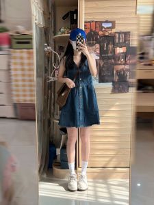 ชุดเดรสยีนส์แขนกุดทรงเอเข้ารูปสำหรับผู้หญิงในฤดูร้อน ทรงเข้ารูป กระโปรงสั้นเอวสูง คอวี แขนกุด สไตล์วินเทจ กระโปรงทรงเอเข้ารูป