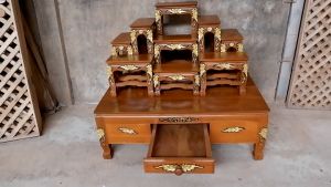 KODANG  โต๊ะหมู่บูชาไม้สัก กล่องลิ้นชักใต้ฐาน แกะลายลงทอง หมู่ 9 หน้า 5 (ไม้สักแท้) ขนาดฐาน กว้าง 56  ยาว 90 สูง 30 สูงรวม 79 ซม. ขนาดลิ้นชัก กว้าง 29