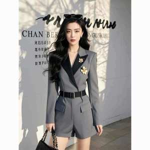 แฟชั่นแขนยาวจั๊มสูทกางเกงขาสั้นผู้หญิง 2025 อารมณ์ใหม่ระดับไฮเอนด์ประณีตสีเทาเย็บจั๊มสูท