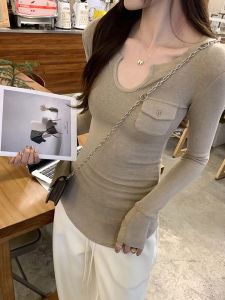 เสื้อยืดแขนยาวทรงเข้ารูปสำหรับผู้หญิงในฤดูใบไม้ร่วงและฤดูหนาว เสื้อชั้นในทรงเข้ารูป ทรงไม่สมมาตร เสื้อผ้าทำงานสไตล์เกาหลี