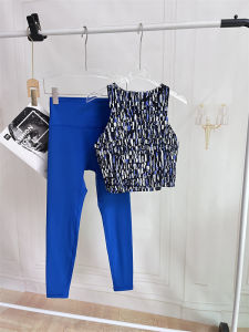 ชุดโยคะสีน้ำเงิน Klein สำหรับผู้หญิง ชุดออกกำลังกายแบบไร้สาย ระบายอากาศได้ดี ชุดออกกำลังกาย ชุดฝึกซ้อม พร้อมแผ่นรองหน้าอก