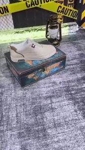 รองเท้าผู้ชาย พื้นรองเท้านุ่ม น้ำหนักเบา และทนต่อการสึกหรอ มีสไตล์และระบายอากาศได้ดี