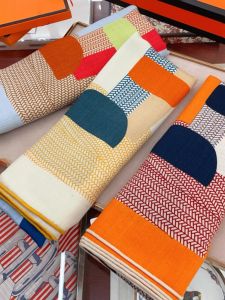 ผ้าพันคอผ้าไหมกำมะหยี่ H Family ขนาดใหญ่ 140 ด้านซ้ายและด้านขวาสีเดียวกันสำหรับฤดูใบไม้ร่วง/ฤดูหนาว ผ้าพันคอผ้าคลุมไหล่สำหรับผู้หญิง