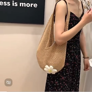 Chaichaishop🌼พร้อมส่ง♡ กระเป๋าสานไหมพรม˖°𓇼🐚🫧 กระเป๋าถัก ตกแต่งดอกไม้🌼 สะพายข้าง กระเป๋าไปทะเล