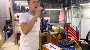 (BẢN NÂNG CẤP) Bộ 2 Micro Không Dây Đa Năng MAX 56 Thế Hệ Mới - Nâng Cấp Từ Max 36 Hát Nhạy Chống Hú Rít Thiết Kế Hiện Đại - Tích Hợp Cổng Sạc Và Sạc Pin Ngay Trên Mic Pin Sạc Dung Lượng Lớn 2500mAh Hát Hay Không