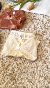 กางเกงชั้นในเอวกลางระบายอากาศได้สวมใส่สบายเซ็กซี่ลายลูกไม้จากผ้าซาตินญี่ปุ่นกางเกงเอวสูงปานกลางแบบเซ็กซี่แบบกลวงแนวโรแมนติก