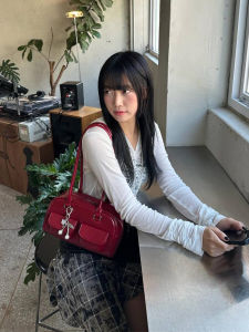 กระเป๋าถือทรงบอลโบว์ลิ่งสีแดง ดีไซน์เก๋ไก๋หรูหรา กระเป๋าสะพายไหล่ข้างเดียวสำหรับผู้หญิง กระเป๋าถือแบบลำลอง หนังวัวสองชั้น