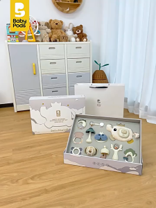 Bộ quà tặng đầy tháng xúc xắc gặm nướu cao cấp cho bé từ 0-12 tháng hiệu Babypods (kèm túi đựng)